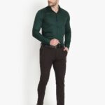 Yeşil gömlek altına hangi renk pantolon giyilir erkek